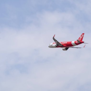 Yeni Delhi, Hindistan, 16 Nisan 2023 - Indra Gandhi Uluslararası Havalimanı Delhi 'den havalanan Air Asia Airbus A320, gündüz mavi gökyüzünde uçan iç uçak