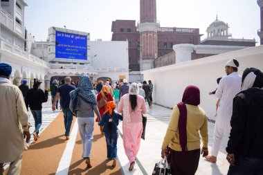 Amritsar, Hindistan - 26 Şubat 2023 - Amritsar, Punjab, Punjab 'daki Altın Tapınak' taki (Harmandir Sahib) tanımlanamayan dindarlar,
