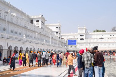 Amritsar, Hindistan - 26 Şubat 2023 - Amritsar, Punjab, Punjab 'daki Altın Tapınak' taki (Harmandir Sahib) tanımlanamayan dindarlar,