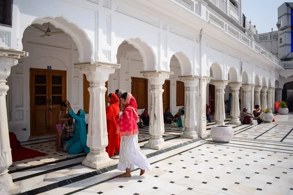 Amritsar Índia Fevereiro 2023 Devotos Não Identificados Várias Partes Templo — Fotografia de Stock