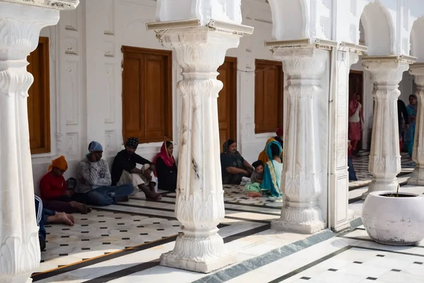 Amritsar Índia Fevereiro 2023 Devotos Não Identificados Várias Partes Templo — Fotografia de Stock