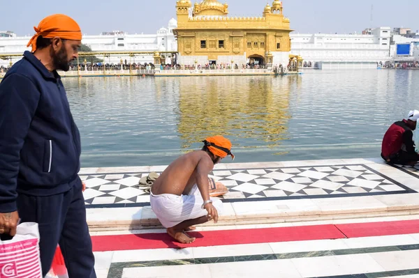Amritsar Indie Února 2023 Neidentifikovaní Oddaní Různých Částí Zlatého Chrámu — Stock fotografie