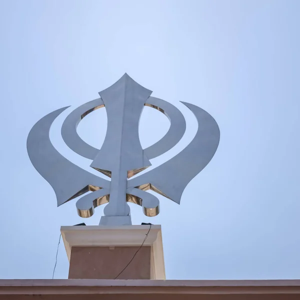 Khanda Sikh Símbolo Religioso Sagrado Entrada Gurudwara Com Imagem Céu — Fotografia de Stock