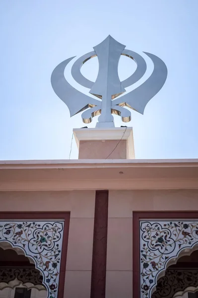 Khanda Sikh Szent Vallási Szimbólum Gurudwara Bejáratánál Fényes Kék Képpel — Stock Fotó