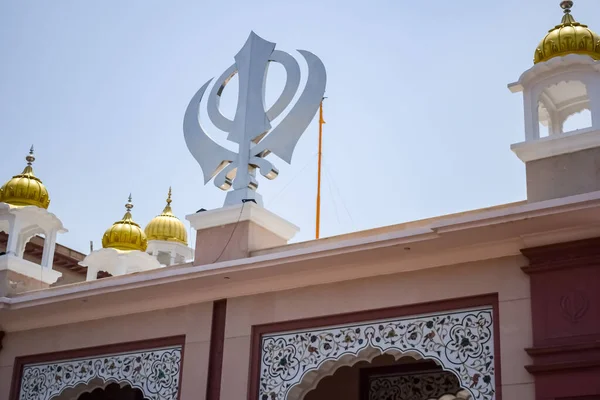Khanda Sikh Holy Religious Symbol Gurudwara Entrance Bright Blue Sky —  Fotos de Stock