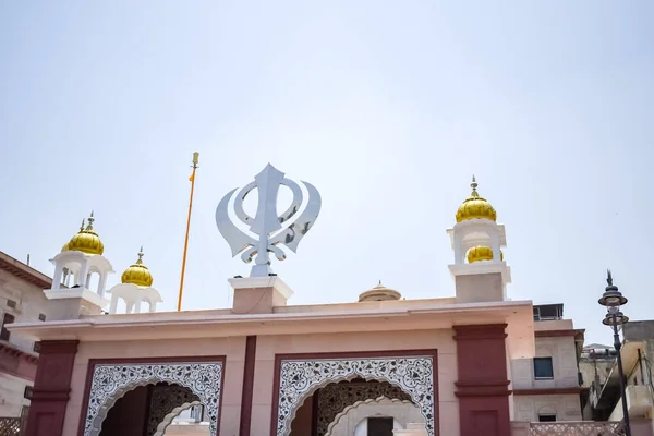 Khanda Sikh Szent Vallási Szimbólum Gurudwara Bejáratánál Fényes Kék Képpel — Stock Fotó