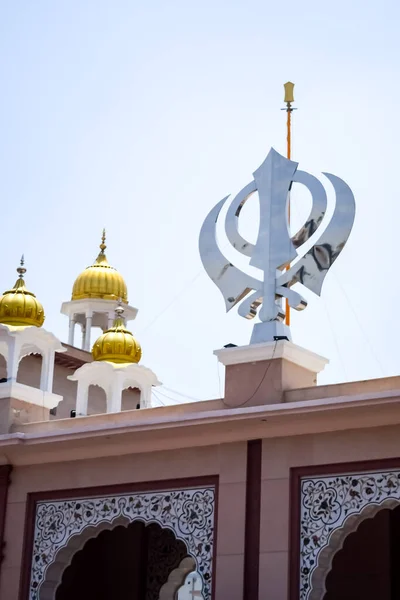 Khanda Sikh Holy Religious Symbol Gurudwara Entrance Bright Blue Sky — Fotografia de Stock