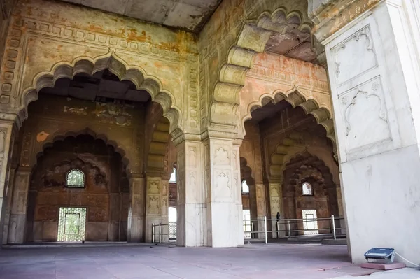 델리에 위치한 요새의 건축적 내부를 들여다볼 인디언의 랜드마크 — 스톡 사진