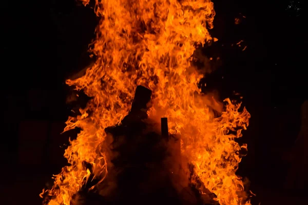 黒の背景に火の炎 炎の炎のテクスチャの背景 美しく 火が燃えています 木や牛の糞たき火で火の炎 — ストック写真