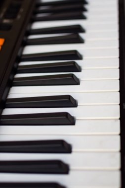 Piyano tuşlarına yakın çekim. Piyano siyah ve beyaz tuşlar ve piyano klavye müzik aleti güneşli bir günde ev balkonuna yerleştirildi.