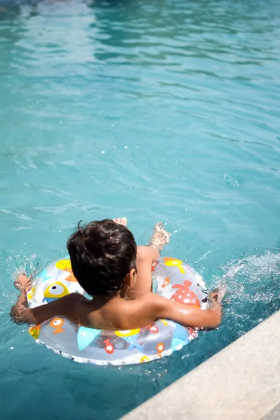 快乐的印度男孩在游泳池里游泳 孩子在炎炎夏日带着泳衣和空气管子 孩子们在大游泳池里 — 图库照片