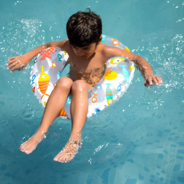 Szczęśliwy Indyjski Chłopiec Pływanie Basenie Dziecko Kostiumie Kąpielowym Wraz Rurką — Zdjęcie stockowe