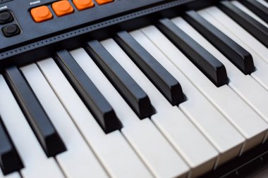 Piyano tuşlarına yakın çekim. Piyano siyah ve beyaz tuşlar ve piyano klavye müzik aleti güneşli bir günde ev balkonuna yerleştirildi.