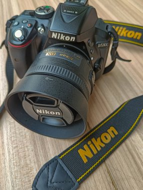 Yeni Delhi, Hindistan, 28 Mayıs 2023 - Nikon D5300 kamera 35 mm f2.8 asal lens düz arkaplanda, Nikon DSLR kamera çekimi