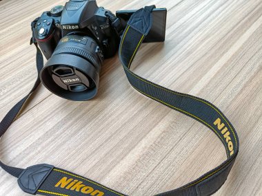 Yeni Delhi, Hindistan, 28 Mayıs 2023 - Nikon D5300 kamera 35 mm f2.8 asal lens düz arkaplanda, Nikon DSLR kamera çekimi