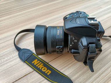 Yeni Delhi, Hindistan, 28 Mayıs 2023 - Nikon D5300 kamera 35 mm f2.8 asal lens düz arkaplanda, Nikon DSLR kamera çekimi