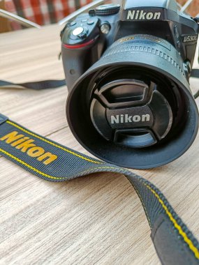 Yeni Delhi, Hindistan, 28 Mayıs 2023 - Nikon D5300 kamera 35 mm f2.8 asal lens düz arkaplanda, Nikon DSLR kamera çekimi