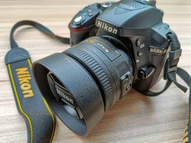 Yeni Delhi, Hindistan, 28 Mayıs 2023 - Nikon D5300 kamera 35 mm f2.8 asal lens düz arkaplanda, Nikon DSLR kamera çekimi