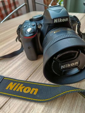 Yeni Delhi, Hindistan, 28 Mayıs 2023 - Nikon D5300 kamera 35 mm f2.8 asal lens düz arkaplanda, Nikon DSLR kamera çekimi