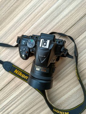 Yeni Delhi, Hindistan, 28 Mayıs 2023 - Nikon D5300 kamera 35 mm f2.8 asal lens düz arkaplanda, Nikon DSLR kamera çekimi
