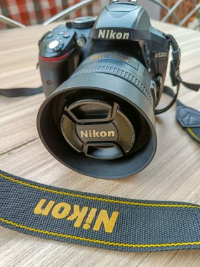 Yeni Delhi, Hindistan, 28 Mayıs 2023 - Nikon D5300 kamera 35 mm f2.8 asal lens düz arkaplanda, Nikon DSLR kamera çekimi