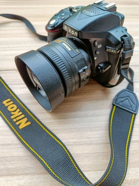 Yeni Delhi, Hindistan, 28 Mayıs 2023 - Nikon D5300 kamera 35 mm f2.8 asal lens düz arkaplanda, Nikon DSLR kamera çekimi