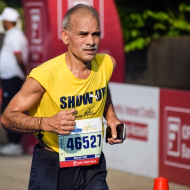 Yeni Delhi, Hindistan - 16 Ekim 2022 - Bitmek üzere olan maraton katılımcılarının bitiş çizgisini geçmek üzere olan Delhi Yarı Maratonu 2022