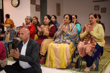 Yeni Delhi, Hindistan, 31 Mayıs 2023 - Yoga enstitüsünde farklı yaşlarda insanlar için grup yoga egzersizi, Uluslararası Yoga Günü, yoga derslerine katılan büyük bir grup yetişkin