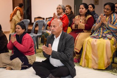 Yeni Delhi, Hindistan, 31 Mayıs 2023 - Yoga enstitüsünde farklı yaşlarda insanlar için grup yoga egzersizi, Uluslararası Yoga Günü, yoga derslerine katılan büyük bir grup yetişkin