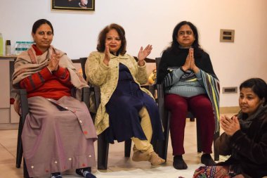 Yeni Delhi, Hindistan, 31 Mayıs 2023 - Yoga enstitüsünde farklı yaşlarda insanlar için grup yoga egzersizi, Uluslararası Yoga Günü, yoga derslerine katılan büyük bir grup yetişkin