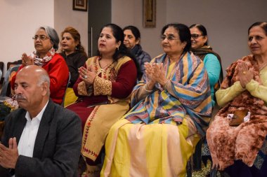 Yeni Delhi, Hindistan, 31 Mayıs 2023 - Yoga enstitüsünde farklı yaşlarda insanlar için grup yoga egzersizi, Uluslararası Yoga Günü, yoga derslerine katılan büyük bir grup yetişkin