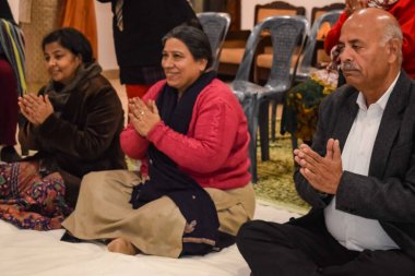 Yeni Delhi, Hindistan, 31 Mayıs 2023 - Yoga enstitüsünde farklı yaşlarda insanlar için grup yoga egzersizi, Uluslararası Yoga Günü, yoga derslerine katılan büyük bir grup yetişkin