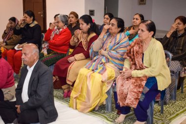 Yeni Delhi, Hindistan, 31 Mayıs 2023 - Yoga enstitüsünde farklı yaşlarda insanlar için grup yoga egzersizi, Uluslararası Yoga Günü, yoga derslerine katılan büyük bir grup yetişkin