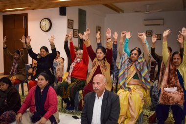 Yeni Delhi, Hindistan, 31 Mayıs 2023 - Yoga enstitüsünde farklı yaşlarda insanlar için grup yoga egzersizi, Uluslararası Yoga Günü, yoga derslerine katılan büyük bir grup yetişkin