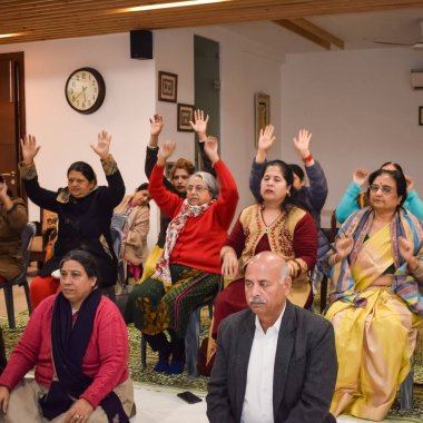 Yeni Delhi, Hindistan, 31 Mayıs 2023 - Yoga enstitüsünde farklı yaşlarda insanlar için grup yoga egzersizi, Uluslararası Yoga Günü, yoga derslerine katılan büyük bir grup yetişkin
