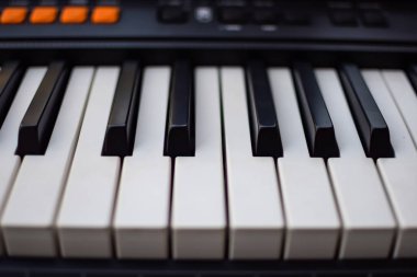 Piyano tuşlarına yakın çekim. Piyano siyah ve beyaz tuşlar ve piyano klavye müzik aleti güneşli bir günde ev balkonuna yerleştirildi.