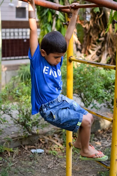 아시아인 소년은 아침에 공원에서 일상적 운동을 귀여운 어린이 운동을 적응하도록 — 스톡 사진