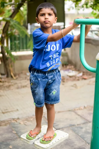 Азиатский Мальчик Делает Рутинные Упражнения Парке Общества Утреннее Время Милый — стоковое фото