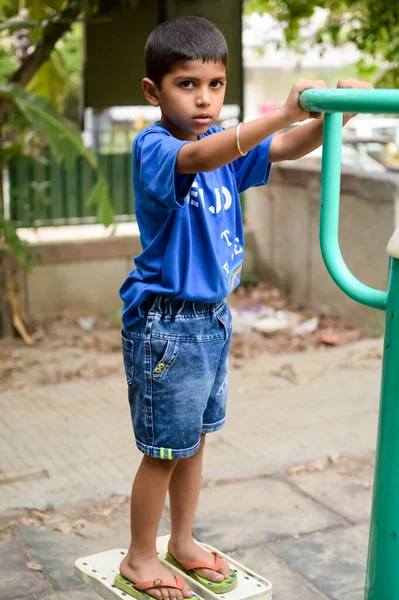 Азиатский Мальчик Делает Рутинные Упражнения Парке Общества Утреннее Время Милый — стоковое фото