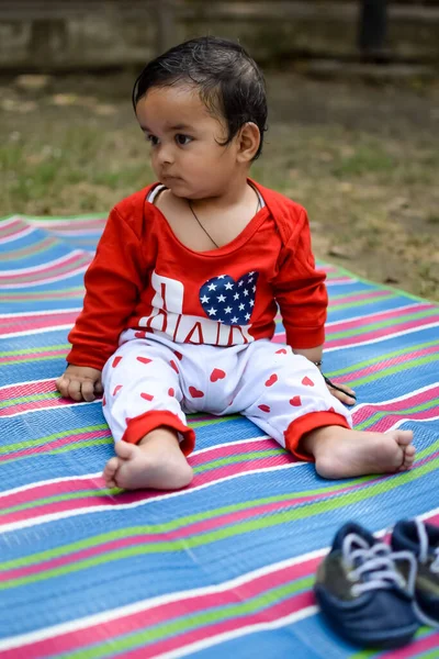 Carino Piccolo Bambino Indiano Seduto Godendo Riprese All Aperto Parco — Foto Stock