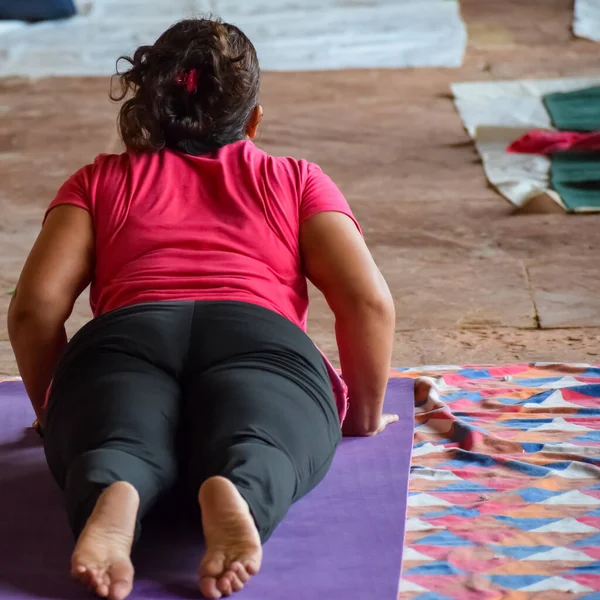 Inspirierte Junge Indische Frau Bei Yoga Asanas Lodhi Garden Park — Stockfoto