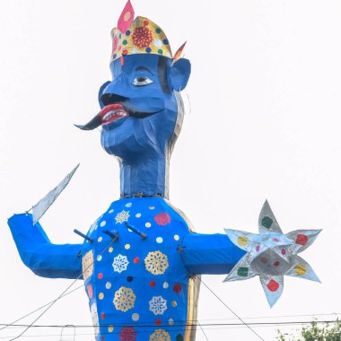 Ravnans 'ın Dussera festivali sırasında Hindistan, Delhi' de Ramleela 'da alevlenmesi, Dussera Fuarı sırasında Lord Rama' nın zaferini kutlamak için Ravana 'nın büyük heykeli ateşe verilmesi.