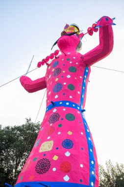 Ravnans 'ın Dussera festivali sırasında Hindistan, Delhi' de Ramleela 'da alevlenmesi, Dussera Fuarı sırasında Lord Rama' nın zaferini kutlamak için Ravana 'nın büyük heykeli ateşe verilmesi.
