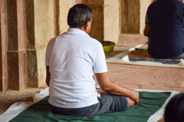 Yeni Delhi, Hindistan, 31 Mayıs 2023 - Lodhi Garden, Uluslararası Yoga Günü 'nde farklı yaşlarda insanlar için grup yoga dersi, parkta yoga dersine katılan büyük bir grup yetişkin