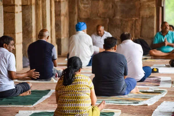 Yeni Delhi, Hindistan, 31 Mayıs 2023 - Lodhi Garden, Uluslararası Yoga Günü 'nde farklı yaşlarda insanlar için grup yoga dersi, parkta yoga dersine katılan büyük bir grup yetişkin