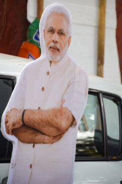 Yeni Delhi, Hindistan - 16 Ocak 2023 - Başbakan Narendra Modi, Başkentteki büyük bir seçim mitingine katılırken BJP yol gösterisinde, Başbakan Modi 'nin heykelini kesti.