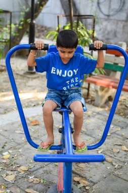 Sosyete parkında yoga pozu veren Asyalı zeki çocuk, çocuk yoga pozu. Yoga ve meditasyon yapan küçük çocuk..