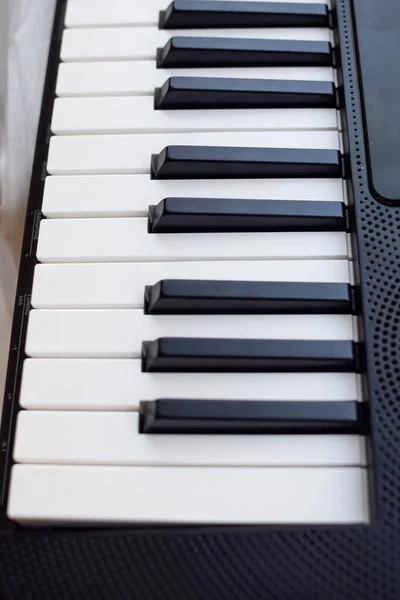 ピアノキーのクローズアップ 晴れた日に自宅のバルコニーに置かれたピアノ黒と白のキーとピアノのキーボード楽器 — ストック写真