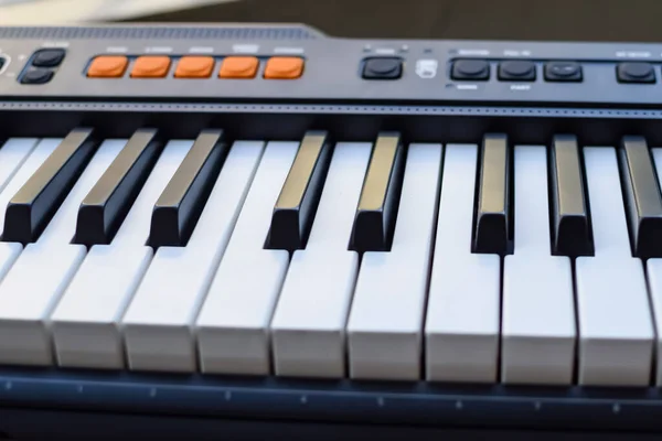 Piyano Tuşlarına Yakın Çekim Piyano Siyah Beyaz Tuşlar Piyano Klavye — Stok fotoğraf
