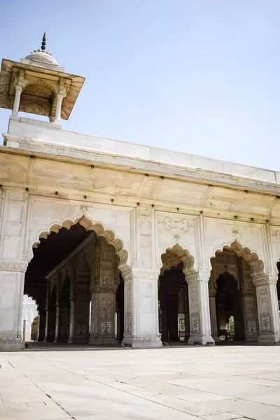 델리에 위치한 요새의 건축적 내부를 들여다볼 인디언의 랜드마크 — 스톡 사진
